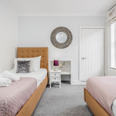 Castle Properties: The Sovereign 5 Bed Town House ウィンザー エクステリア 写真