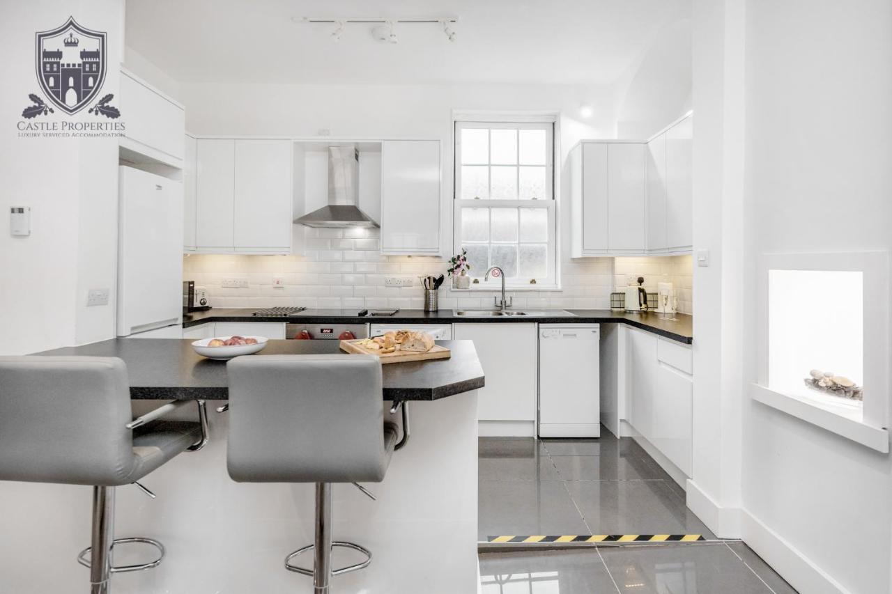 Castle Properties: The Sovereign 5 Bed Town House ウィンザー エクステリア 写真