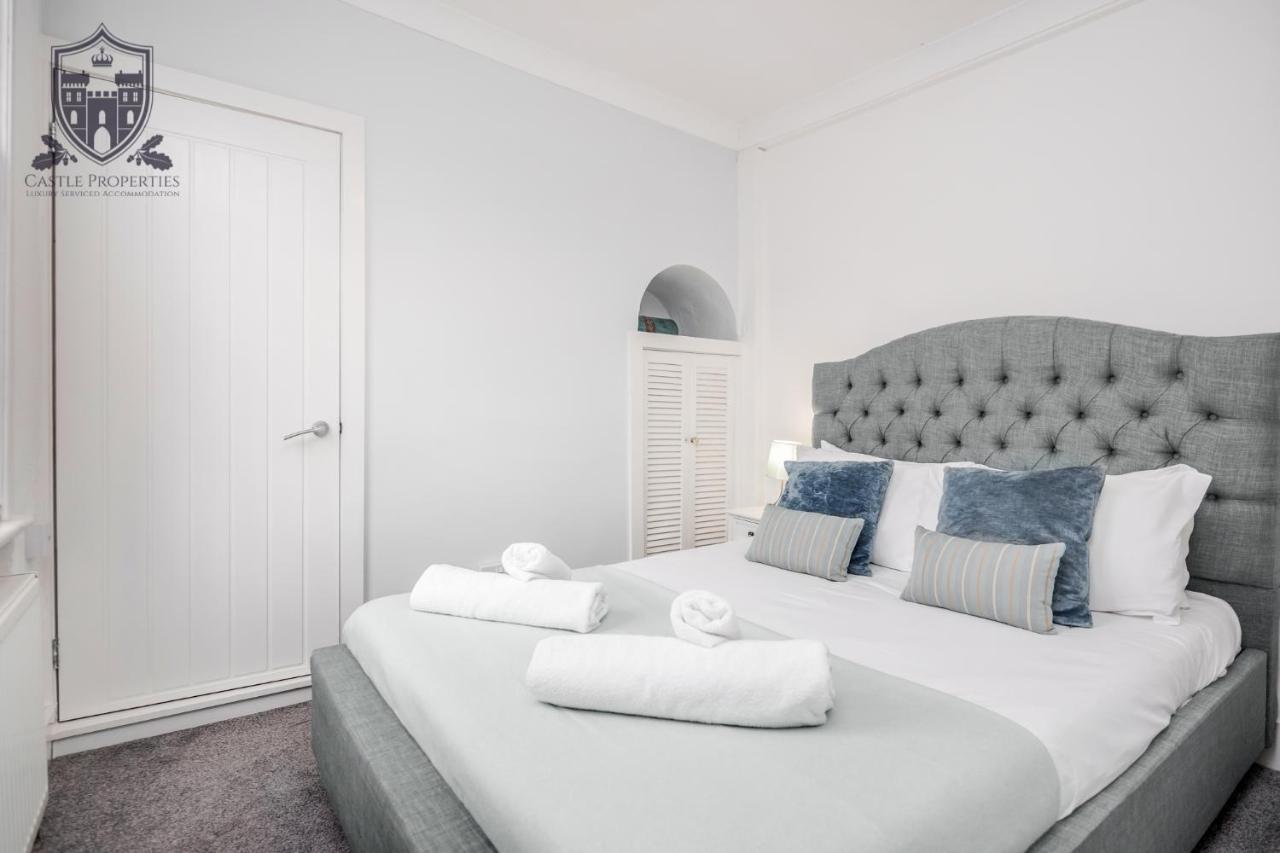Castle Properties: The Sovereign 5 Bed Town House ウィンザー エクステリア 写真