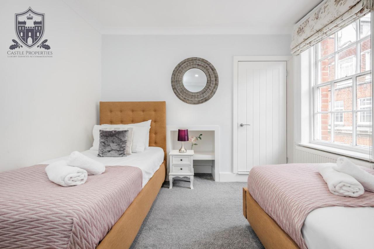 Castle Properties: The Sovereign 5 Bed Town House ウィンザー エクステリア 写真