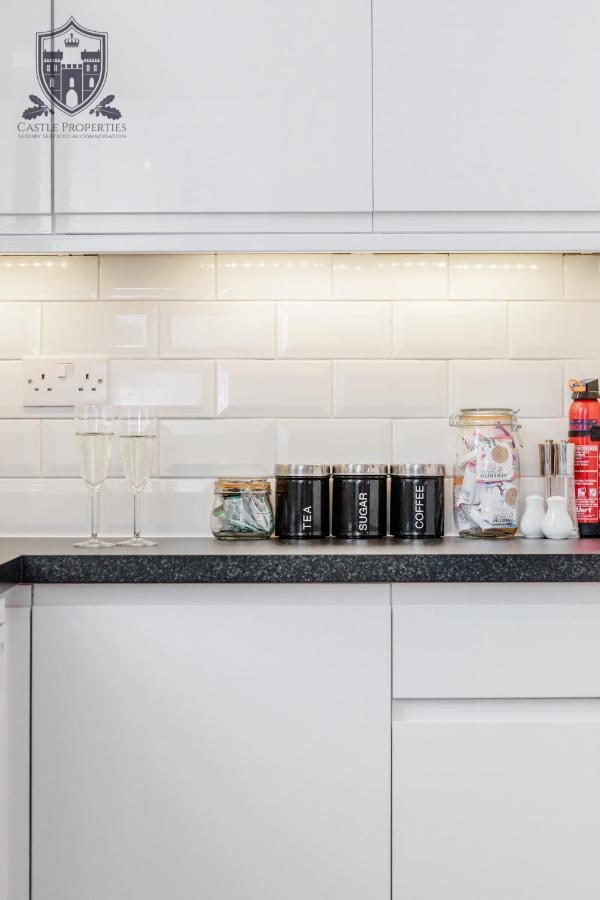 Castle Properties: The Sovereign 5 Bed Town House ウィンザー エクステリア 写真