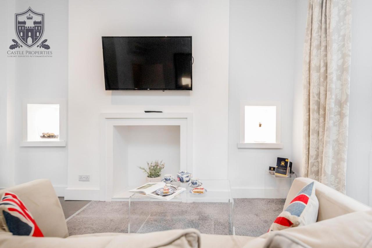 Castle Properties: The Sovereign 5 Bed Town House ウィンザー エクステリア 写真