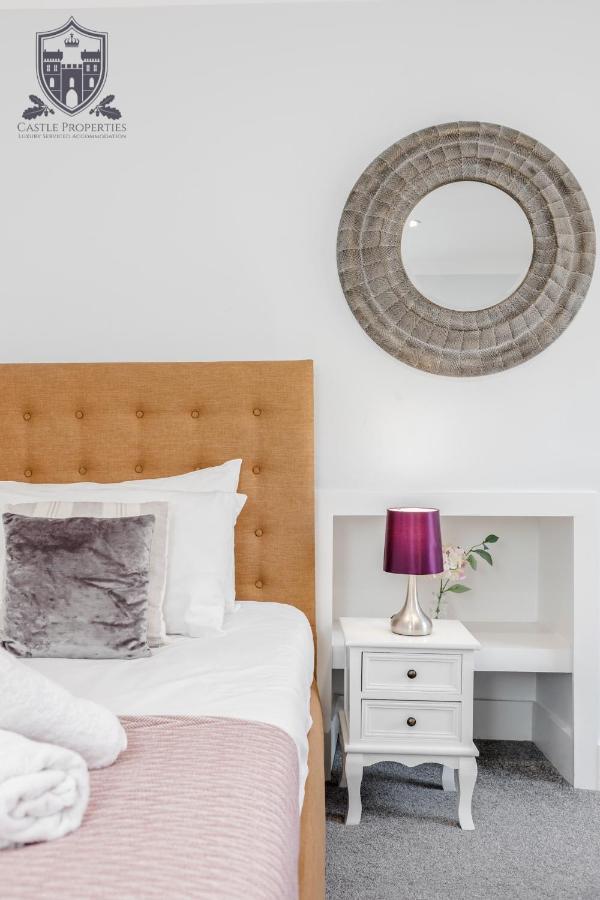Castle Properties: The Sovereign 5 Bed Town House ウィンザー エクステリア 写真