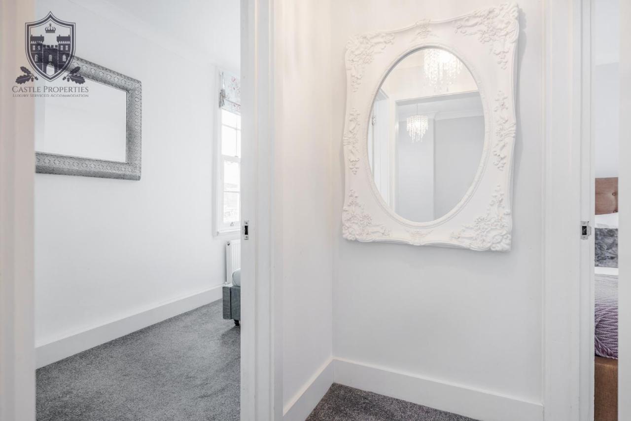Castle Properties: The Sovereign 5 Bed Town House ウィンザー エクステリア 写真