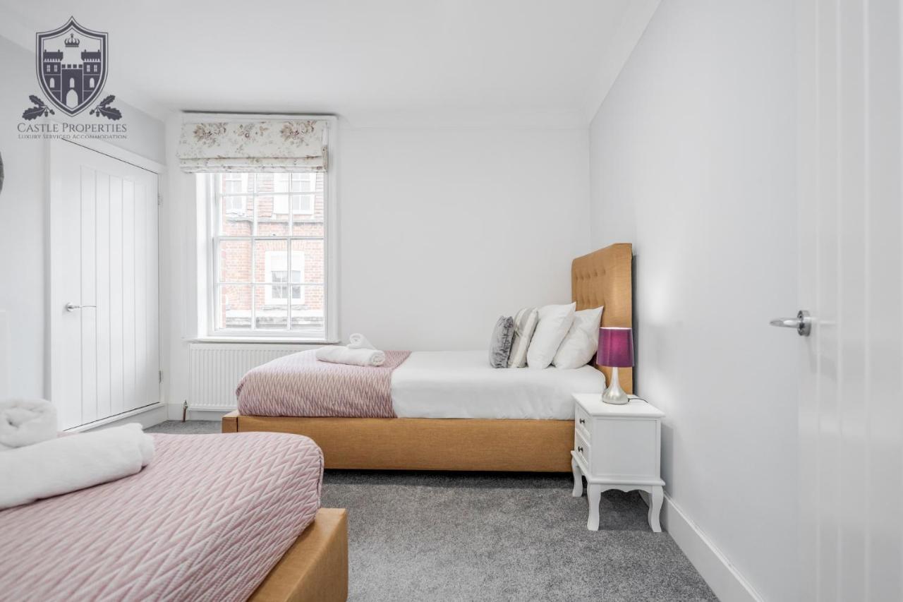 Castle Properties: The Sovereign 5 Bed Town House ウィンザー エクステリア 写真