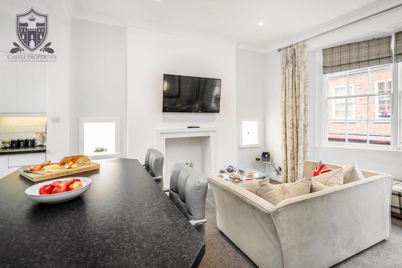 Castle Properties: The Sovereign 5 Bed Town House ウィンザー エクステリア 写真