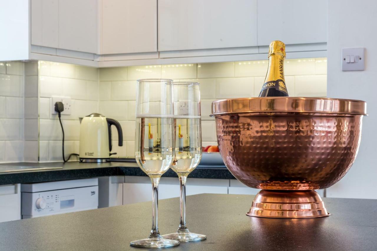 Castle Properties: The Sovereign 5 Bed Town House ウィンザー エクステリア 写真